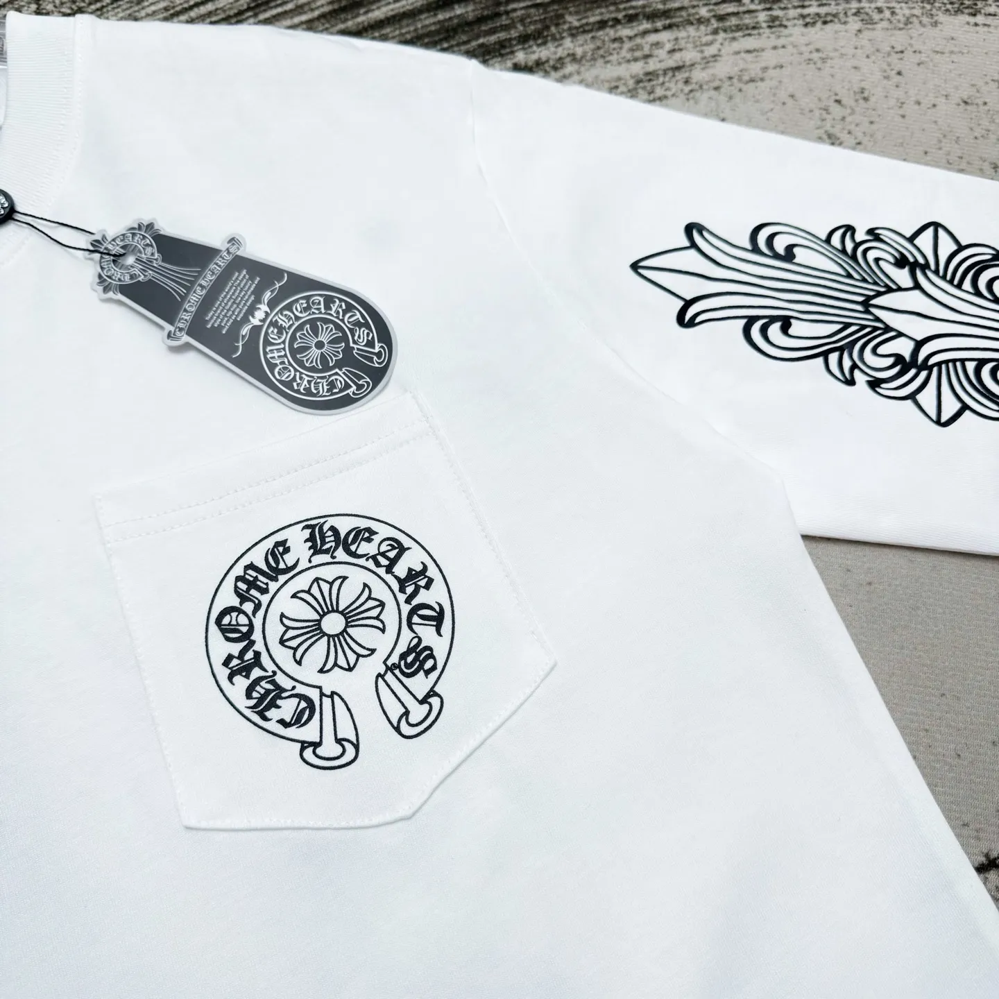 P190 Newly added white ChromeHearts Miami limited-edition horseshoe long-sleeve, the same style as ChromeHearts counters. Made of 280g pure cotton fabric, 32 count double yarn. Very textured on the handle. Three-dimensional and atmospheric. Versatile and easy to wear in autumn. Simple and elegant. The upper body effect is very good with the os version. Suitable for all body types. Soft and comfortable. CH letter offset printing on the front and horseshoe Sanskrit offset printing on the back. Small markings on the hem. Resistant to machine washing. Does not fade or deform. Complete accessories. Original mold opening, perfect restoration of zp 2:1, same style for men and women, versatile and not picky, size s m l xl color black white